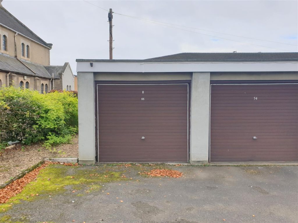 Braidholm Crescent, Giffnock